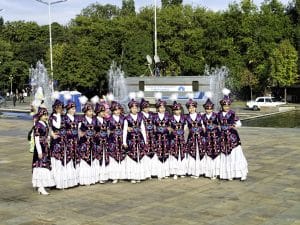 Kyrgyz girls in national clothing | Travel Land
