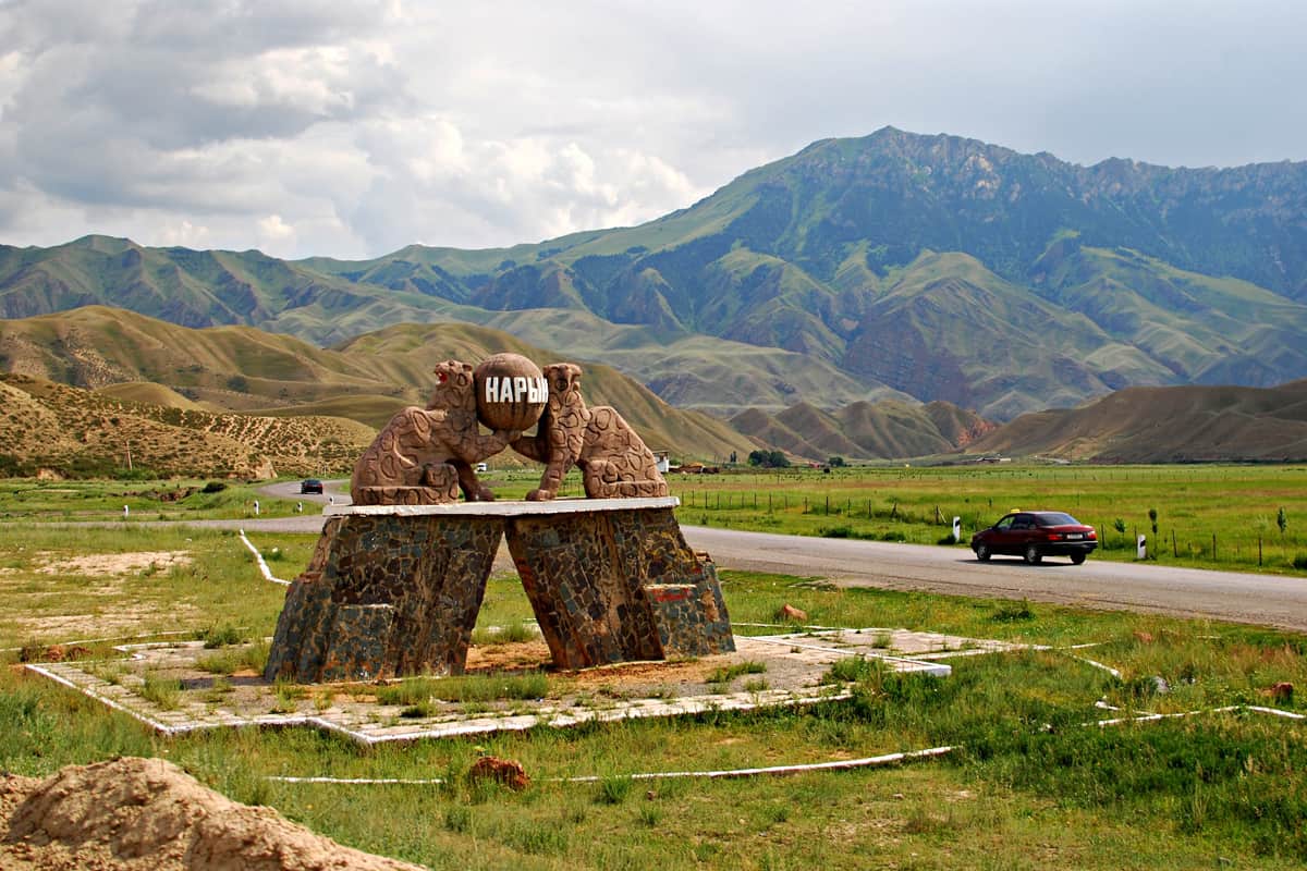 Monument of two leopards at the entrance to Naryn | Travel Land