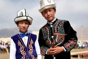 Children of nomads in traditional Kyrgyz clothes | Travel Land
